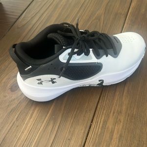NEW Men’s size 8 under Armour basketball shoes.